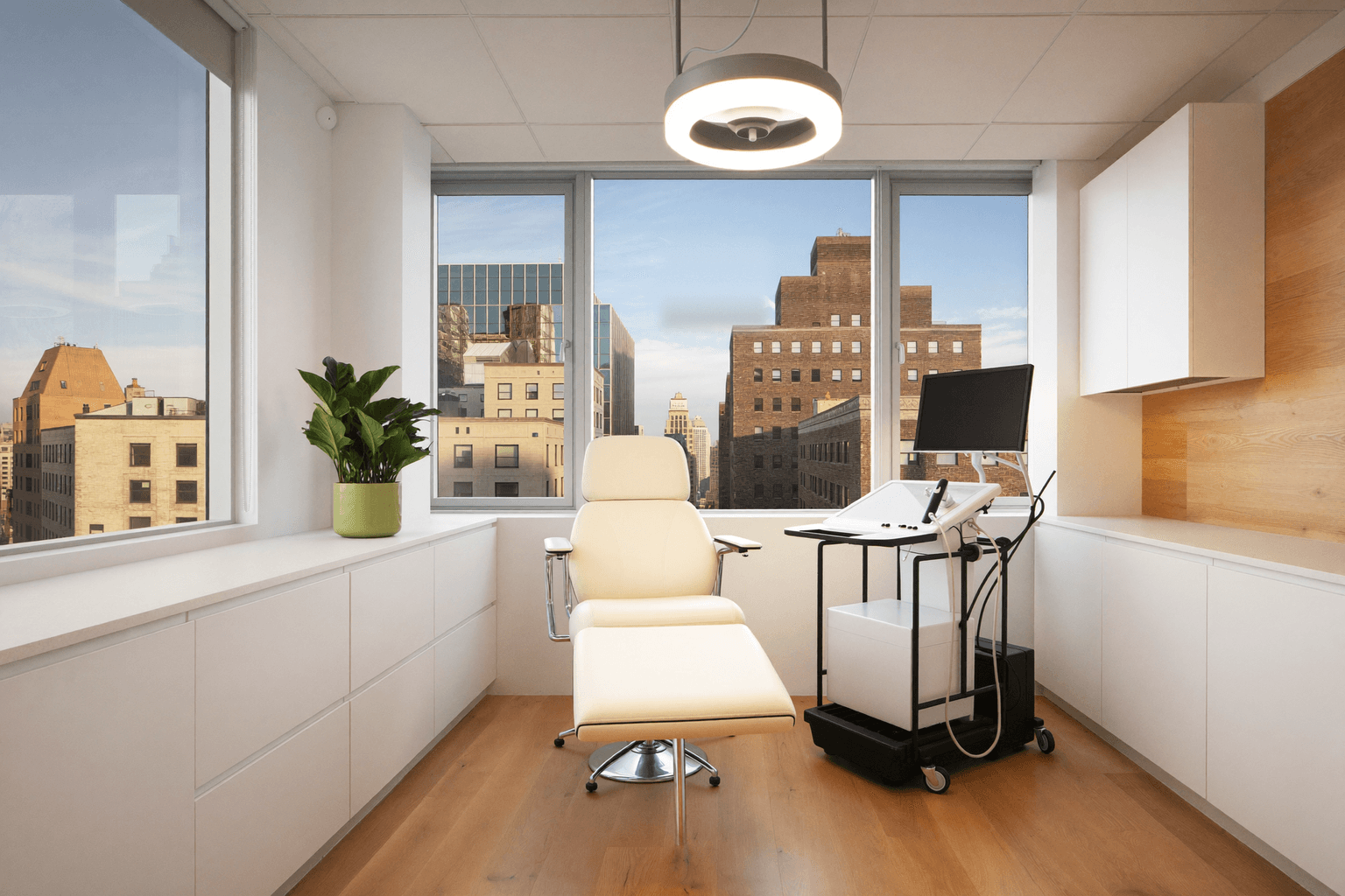 Vein consultation room in Manhattan for patients comparing a phlebologist vs vascular surgeon